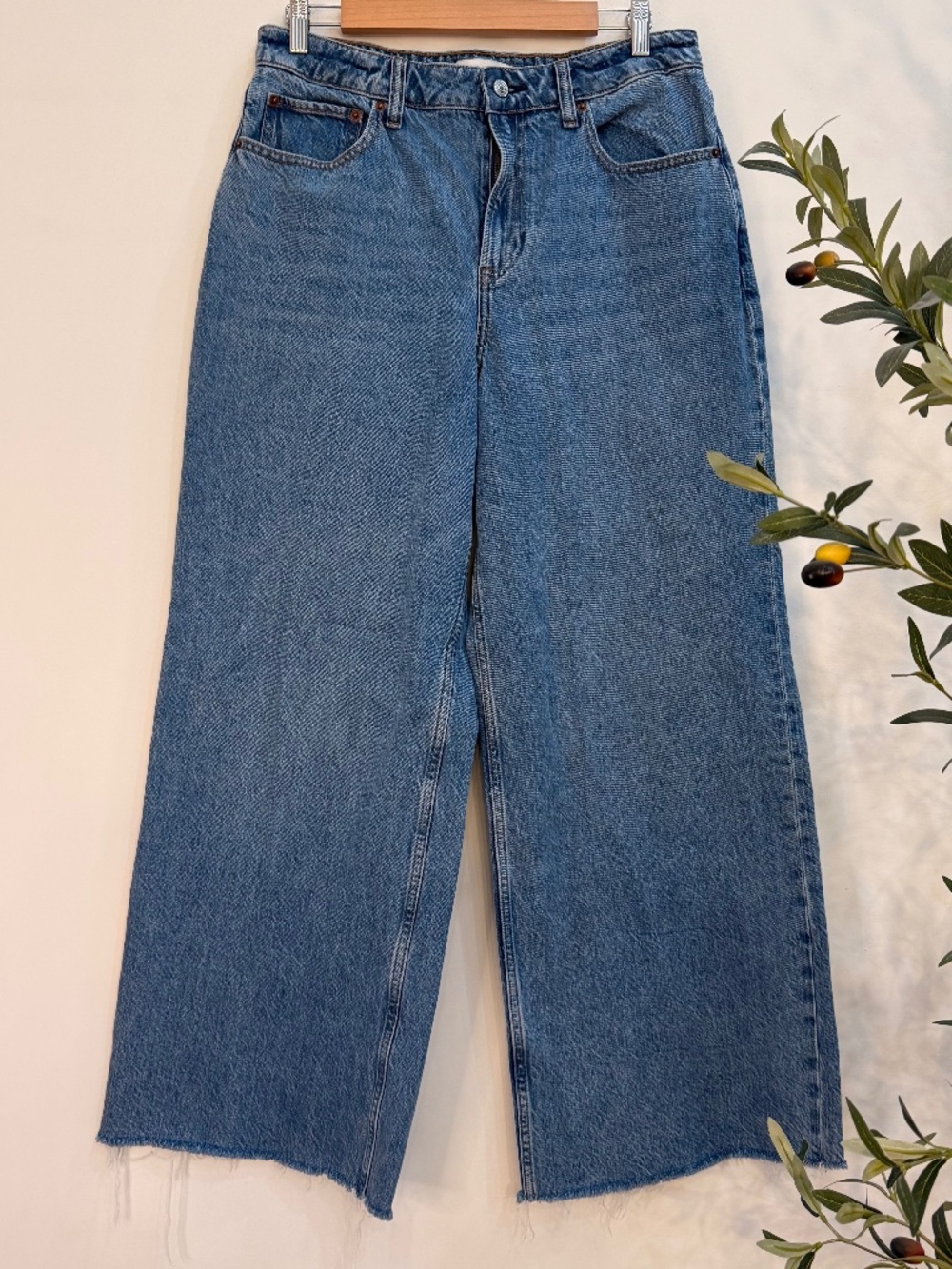 Abercrombie Curve Love High Rise Wide Leg Jeans Women's Size 30 Medium Wash Raw